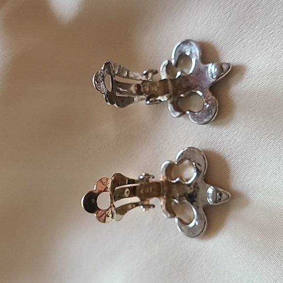 Fleur de lis clip on earrings - Picture 3 of 3